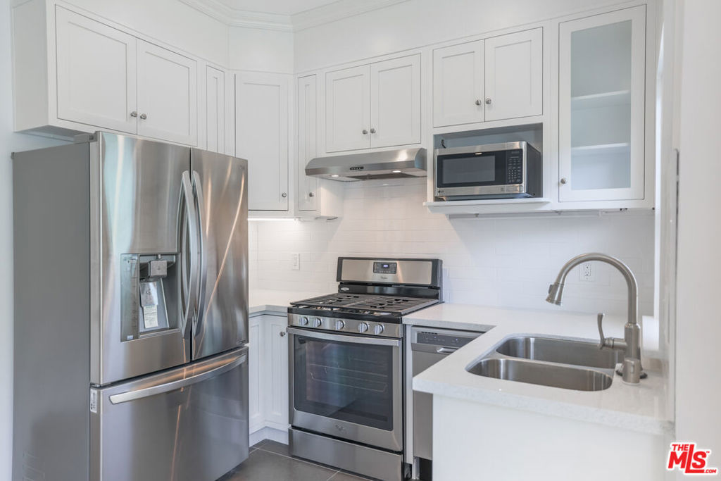 31 Breeze Avenue B Property Photo 2