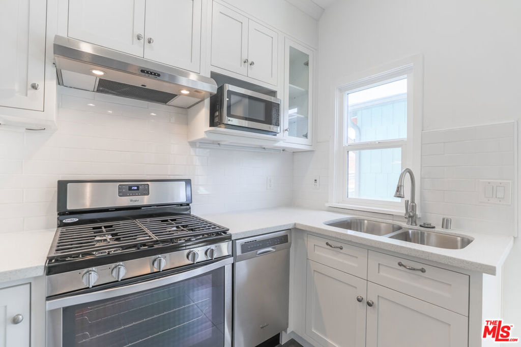 31 Breeze Avenue B Property Photo 3