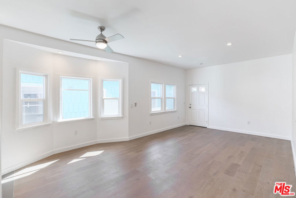 31 Breeze Avenue B Property Photo 4
