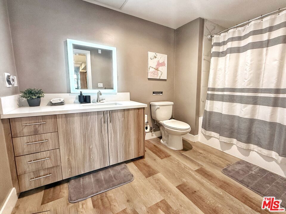 723 S St Andrews Place 312 Property Photo 4
