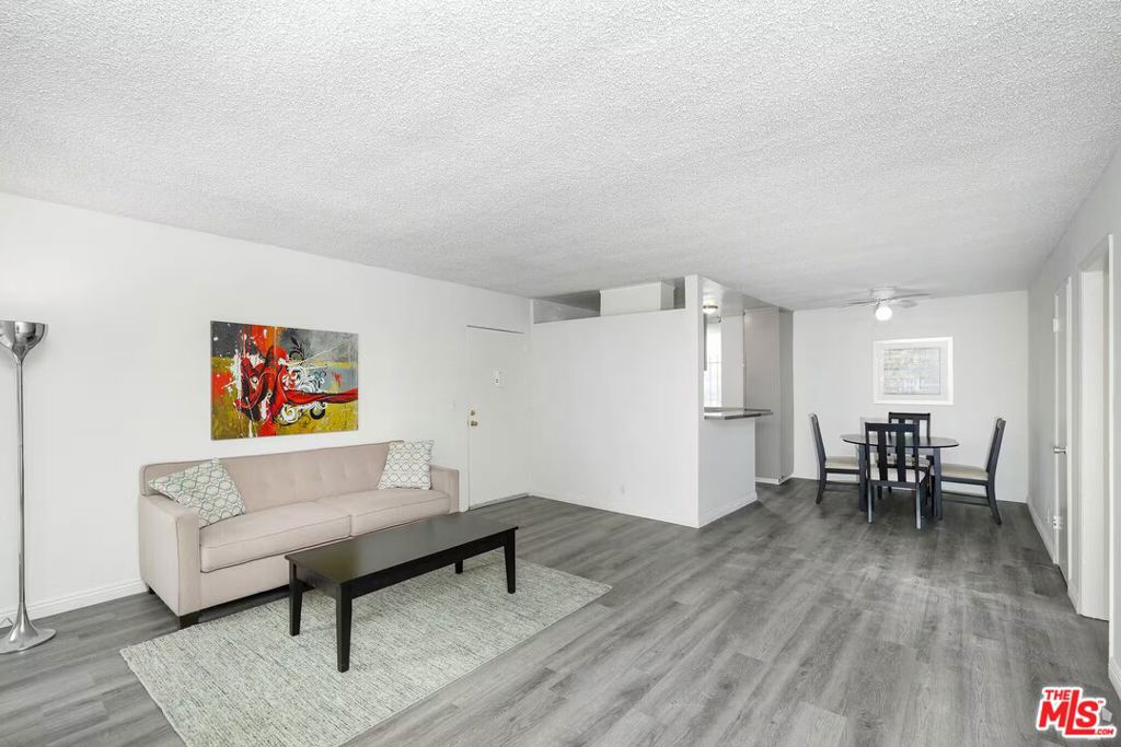 1208 W Adams Boulevard 17 Property Photo 1