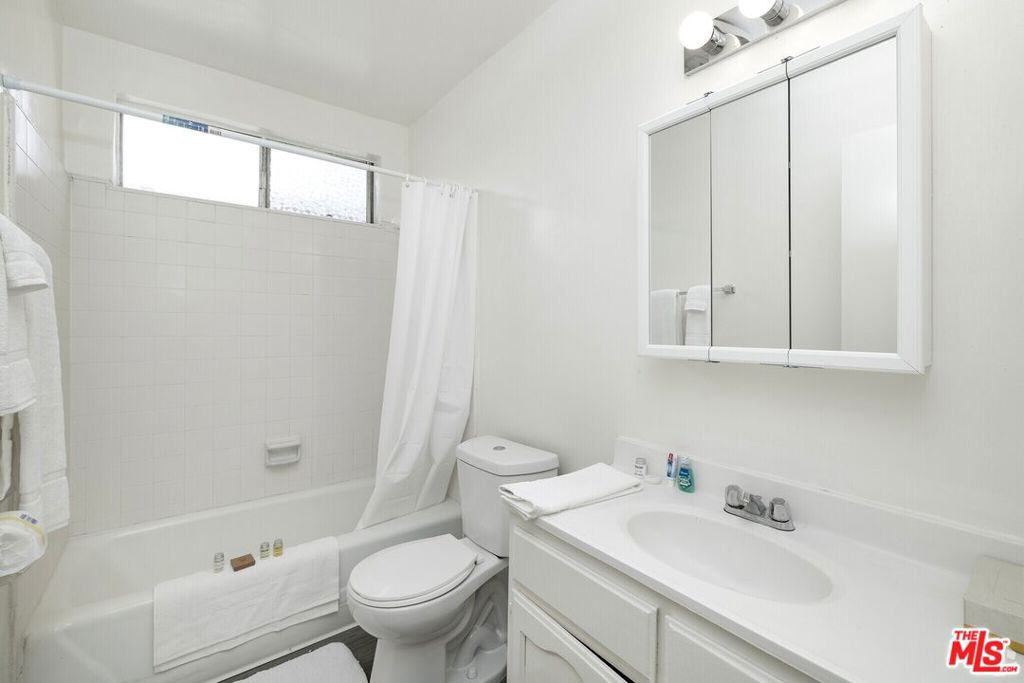 1208 W Adams Boulevard 17 Property Photo 9
