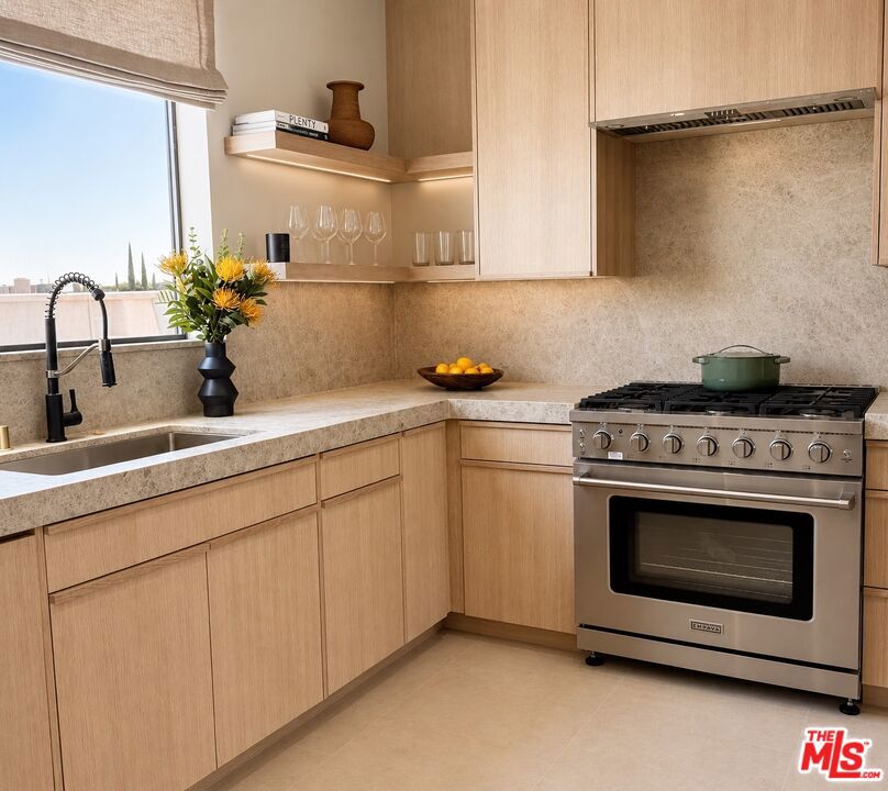 126 N Croft Avenue 302 Property Photo 4