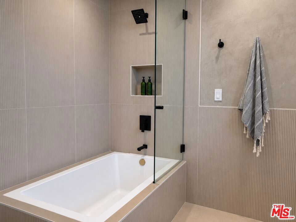 126 N Croft Avenue 302 Property Photo 8