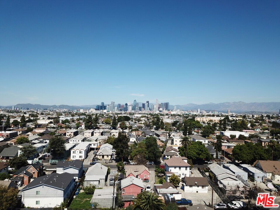 715 E 41st Place Property Photo 4