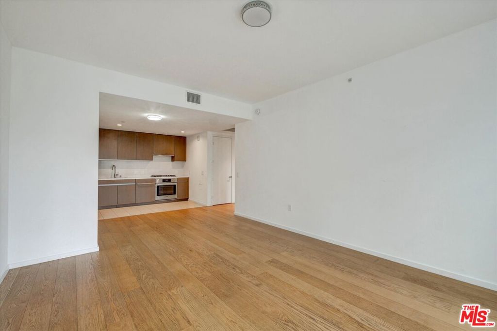 889 Francisco Street 911 Property Photo 6