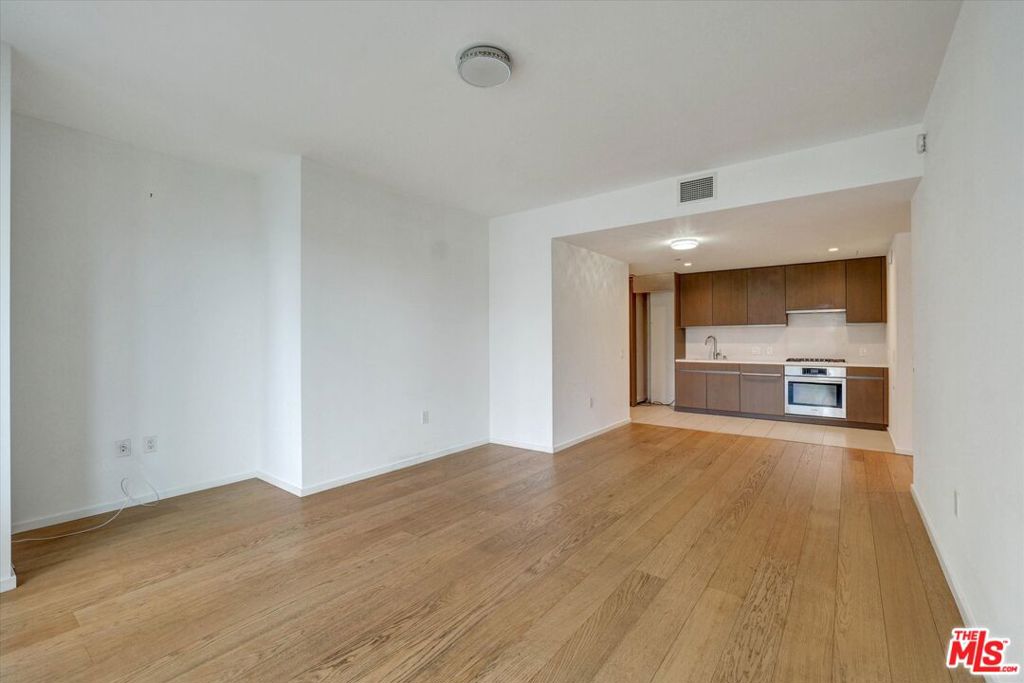 889 Francisco Street 911 Property Photo 8