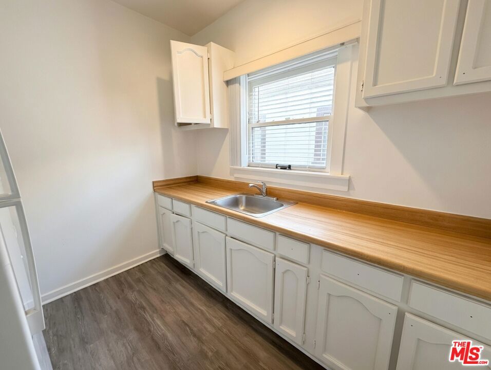 881 W 23rd Street Property Photo 4