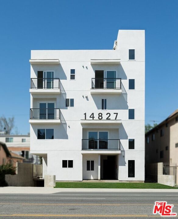 14827 Victory Boulevard Property Photo 1