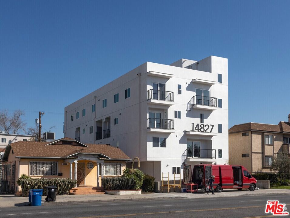 14827 Victory Boulevard Property Photo 2