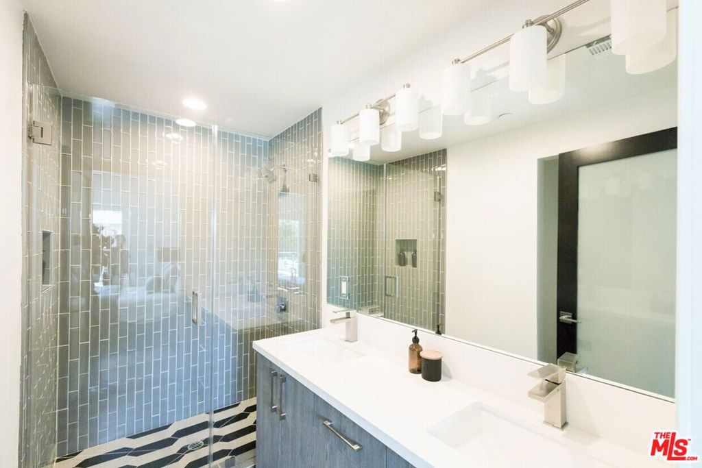 14827 Victory Boulevard Property Photo 3