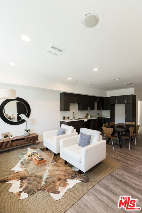 14827 Victory Boulevard Property Photo 6