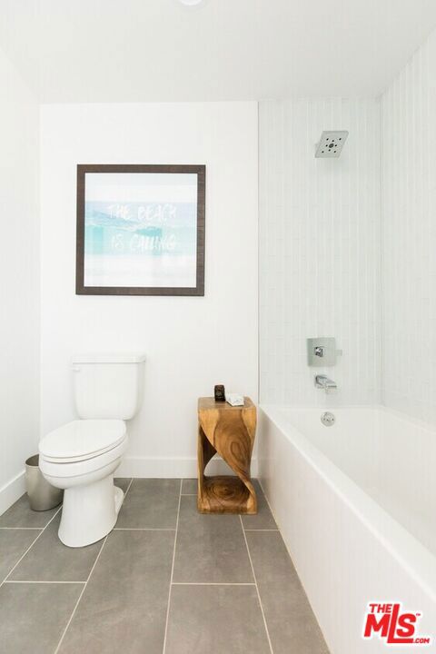 14827 Victory Boulevard Property Photo 10