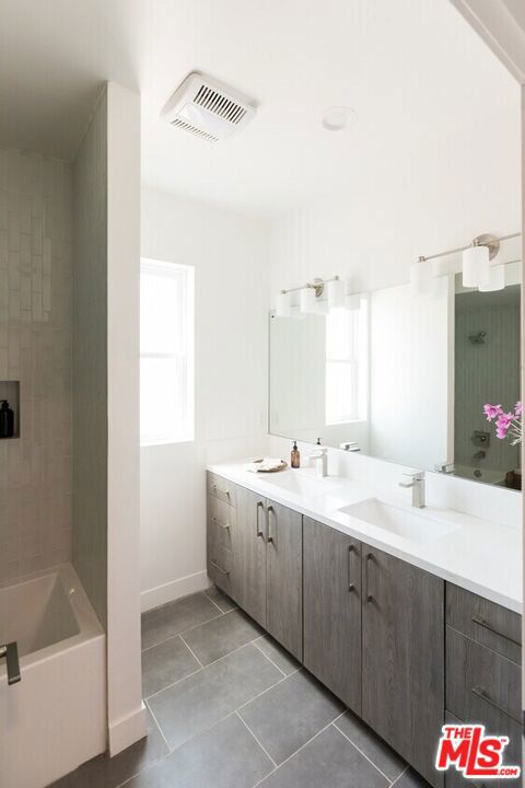 14827 Victory Boulevard Property Photo 11