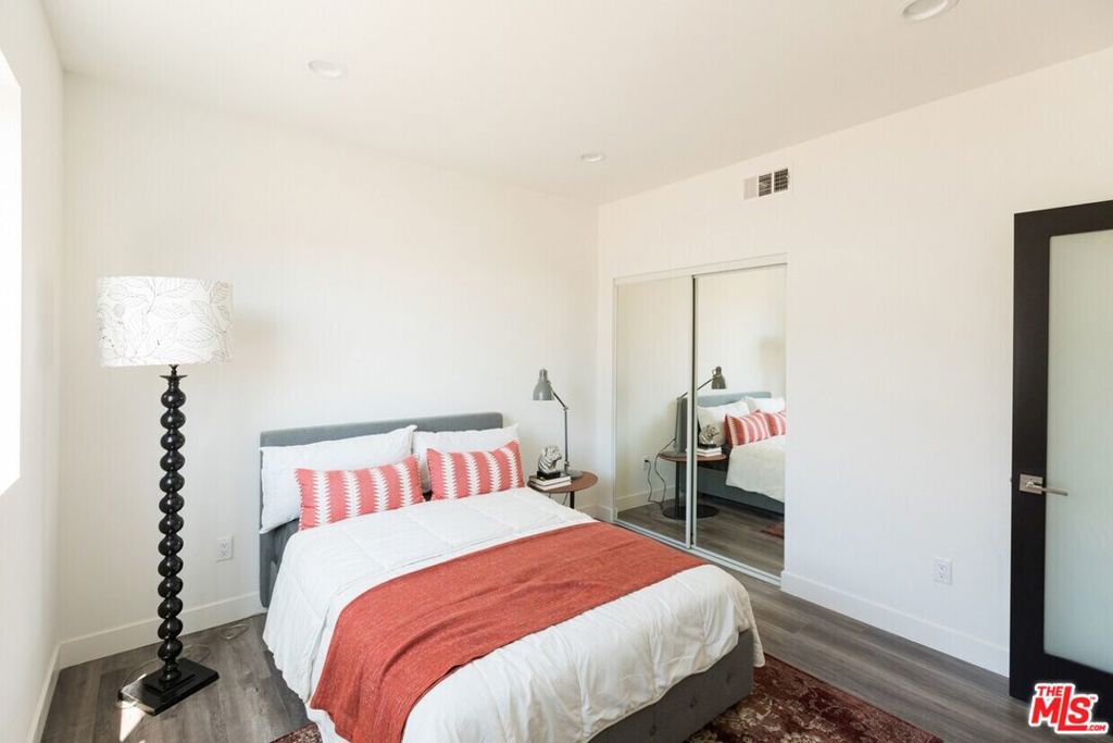 14827 Victory Boulevard Property Photo 13