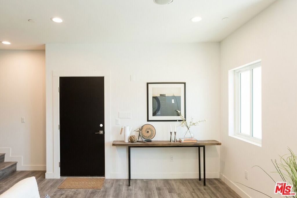 14827 Victory Boulevard Property Photo 15