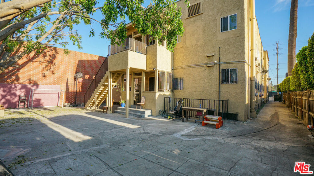 1909 N Broadway Property Photo 10