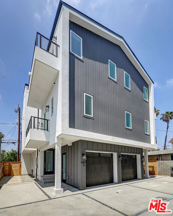 1445 S Redondo Boulevard Property Photo 5