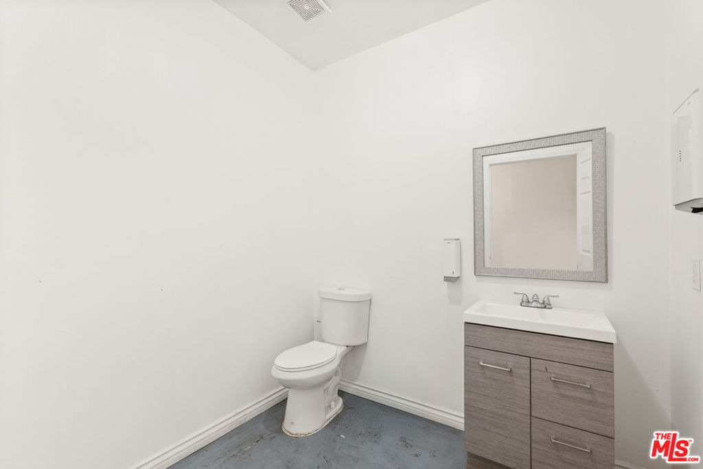 3265 E 59th Street Property Photo 16