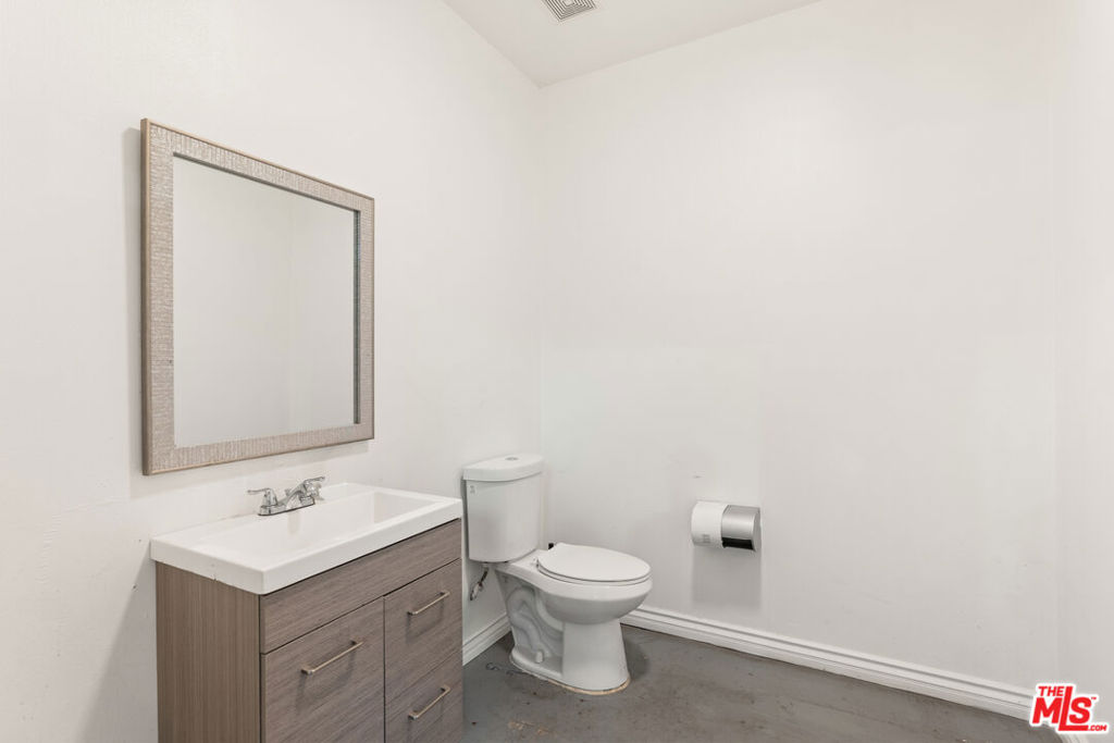 3265 E 59th Street Property Photo 18