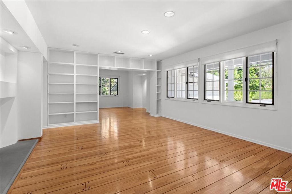 4031 Hollyline Avenue Property Photo 4