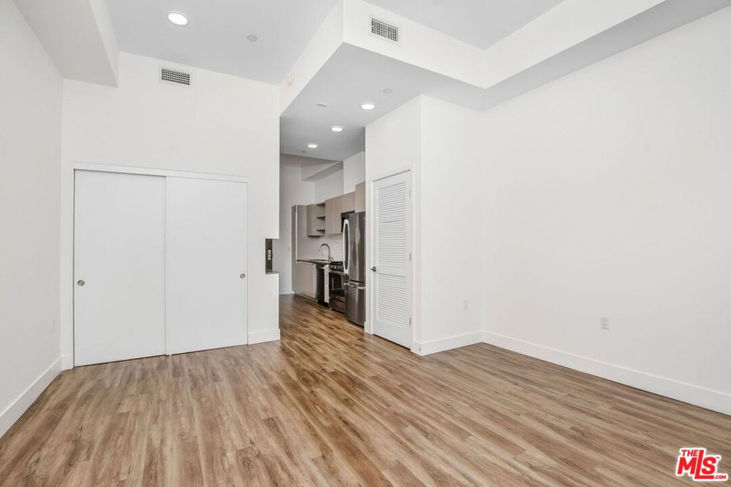 453 S Kenmore Avenue 402 Property Photo 14
