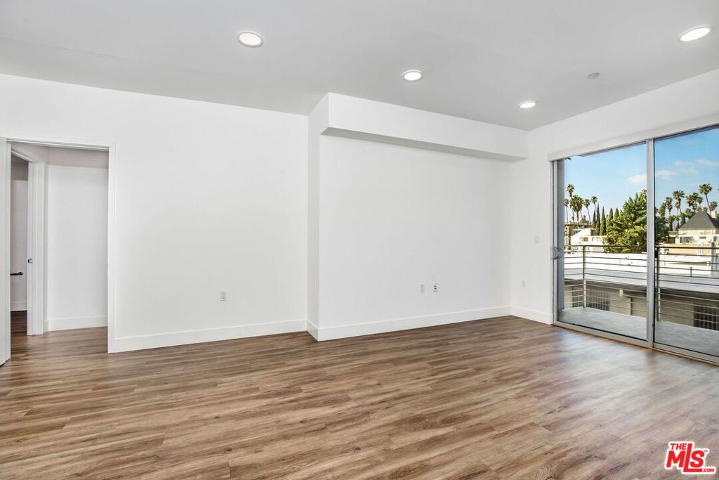 453 S Kenmore Avenue 608 Property Photo 6