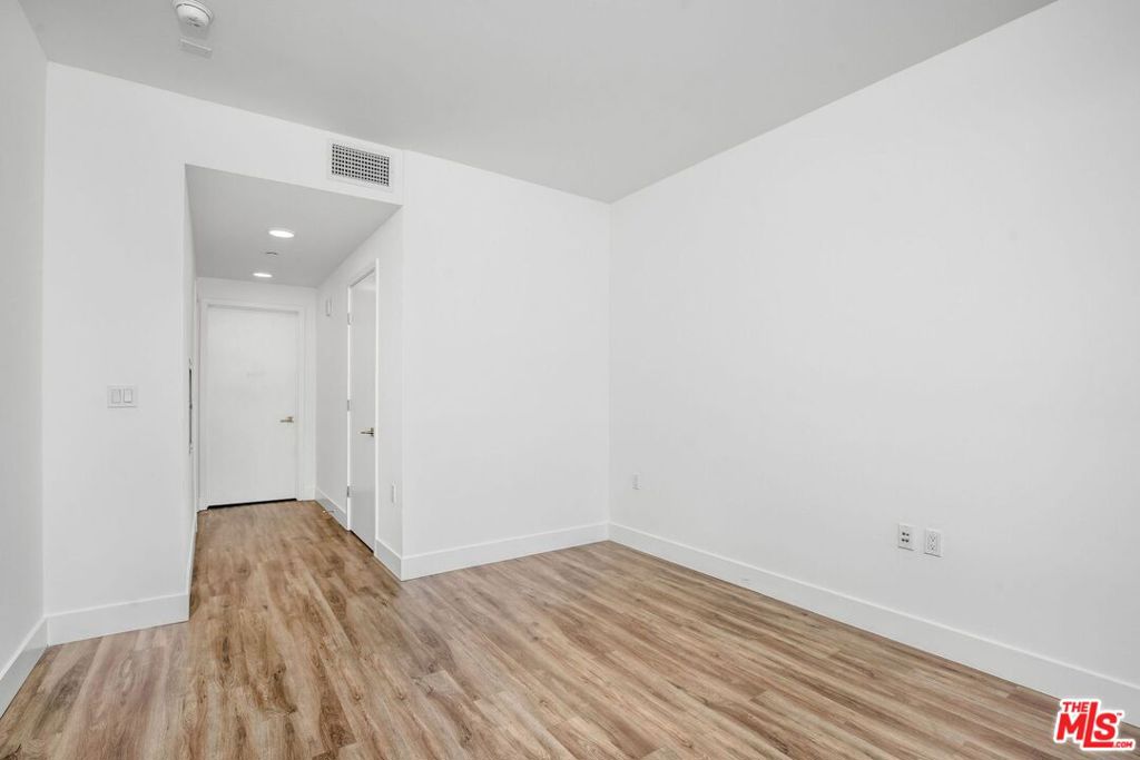 453 S Kenmore Avenue 608 Property Photo 9