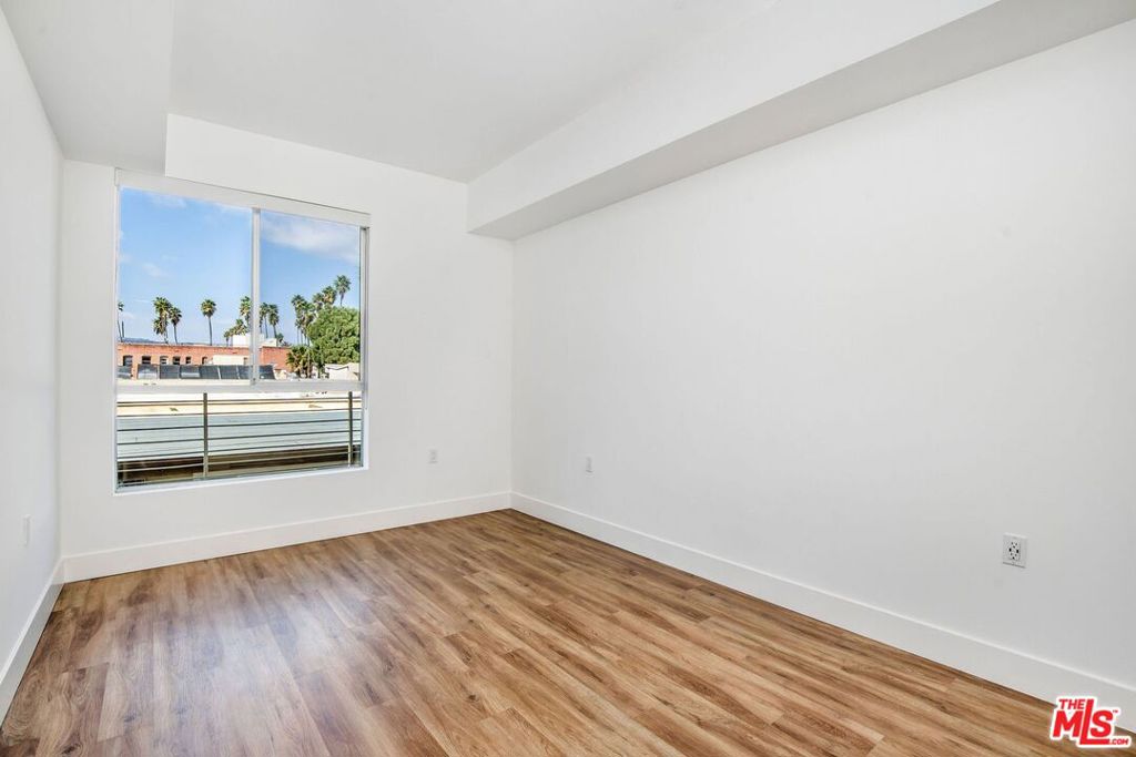 453 S Kenmore Avenue 608 Property Photo 10