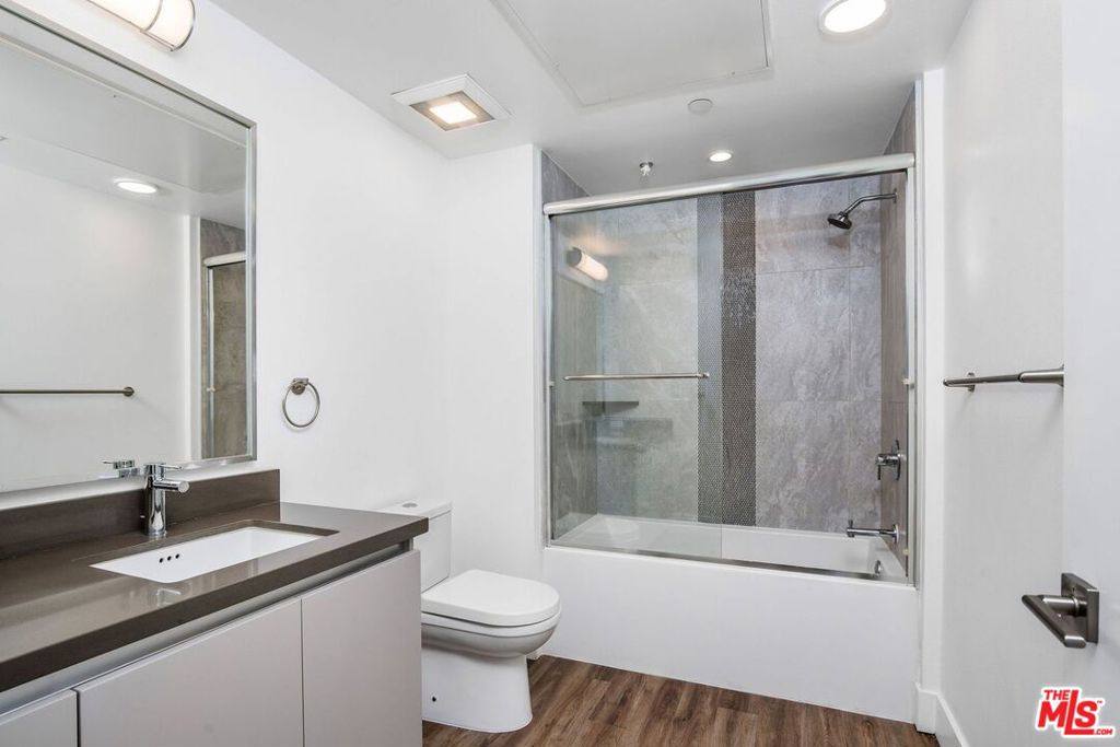 453 S Kenmore Avenue 608 Property Photo 12