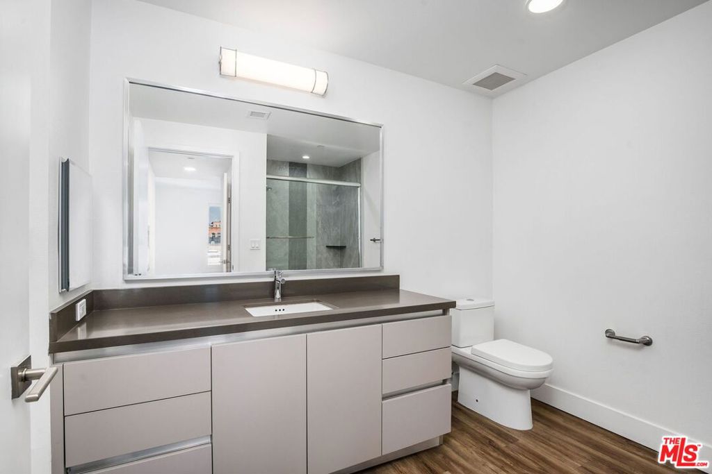 453 S Kenmore Avenue 608 Property Photo 15