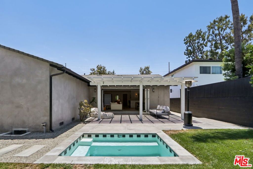 13117 Magnolia Boulevard Property Photo 3