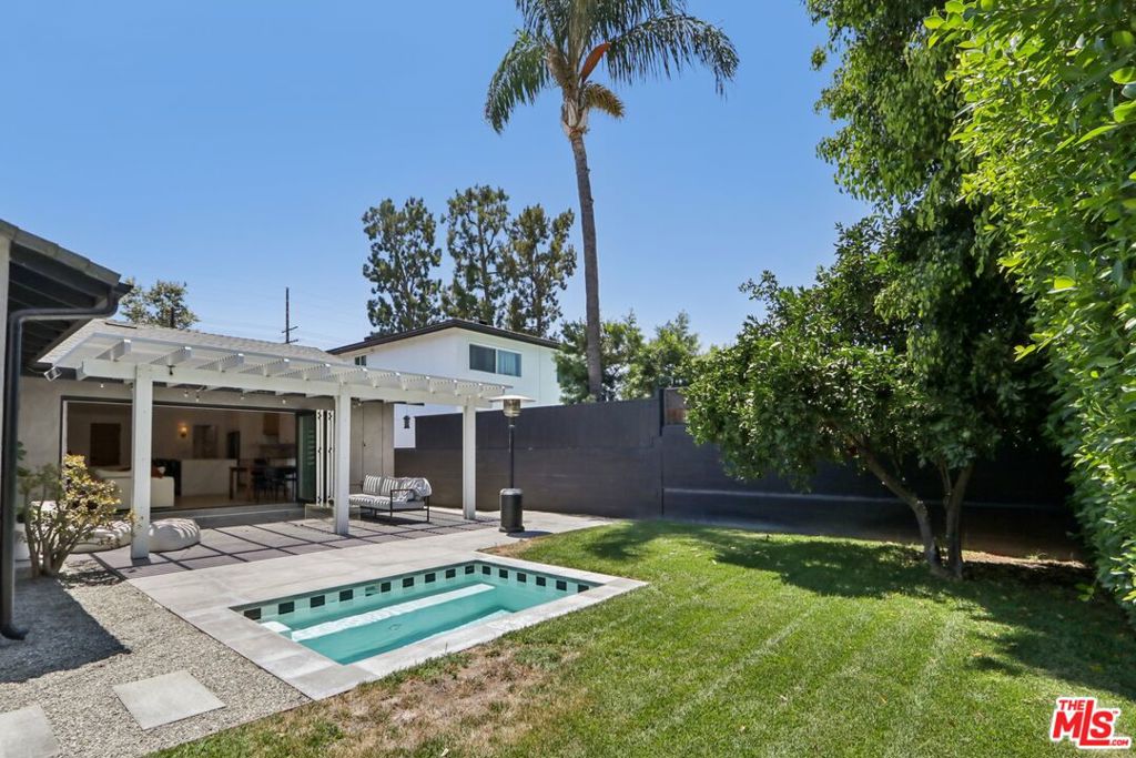 13117 Magnolia Boulevard Property Photo 4
