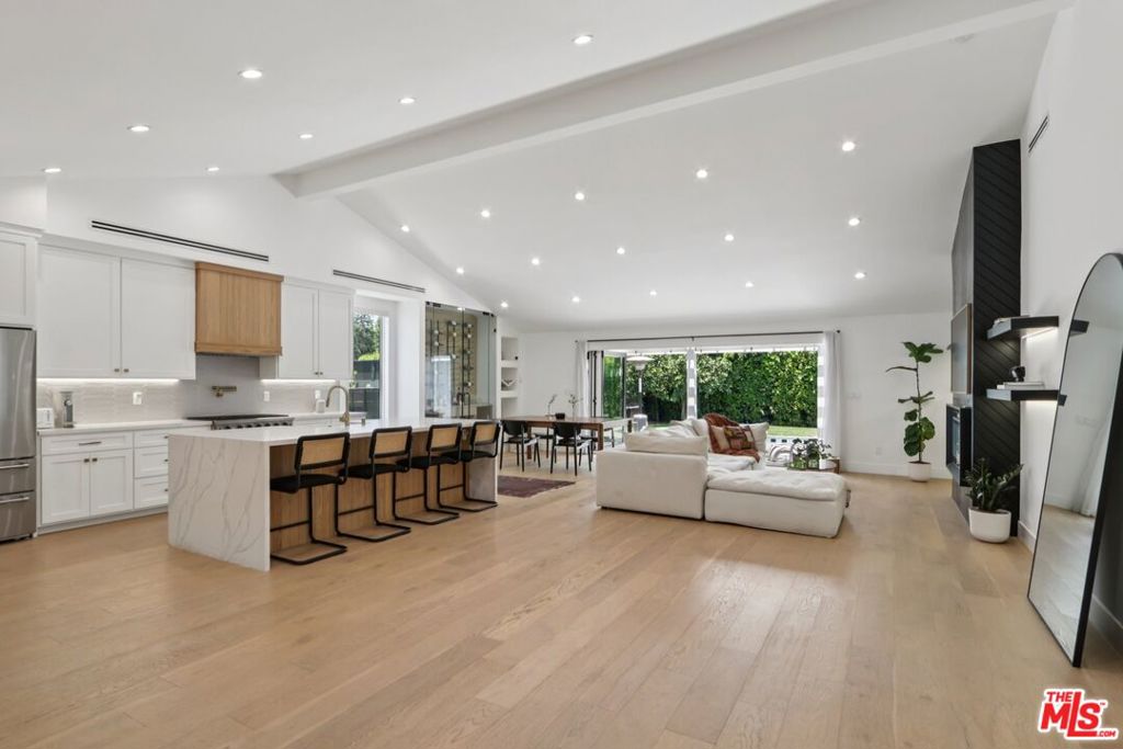 13117 Magnolia Boulevard Property Photo 6