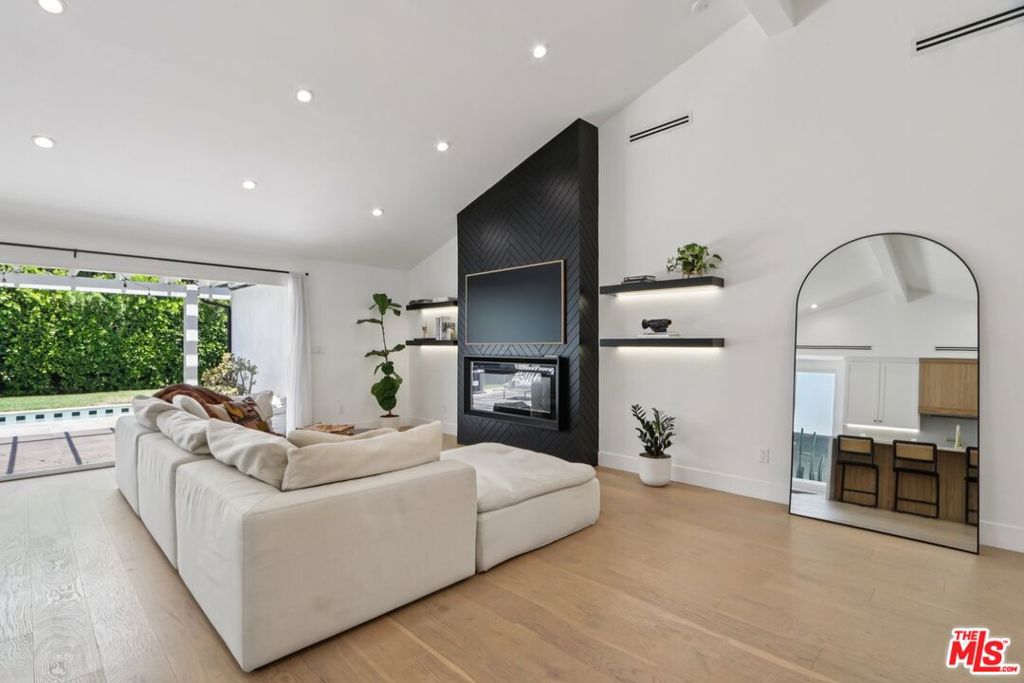 13117 Magnolia Boulevard Property Photo 7