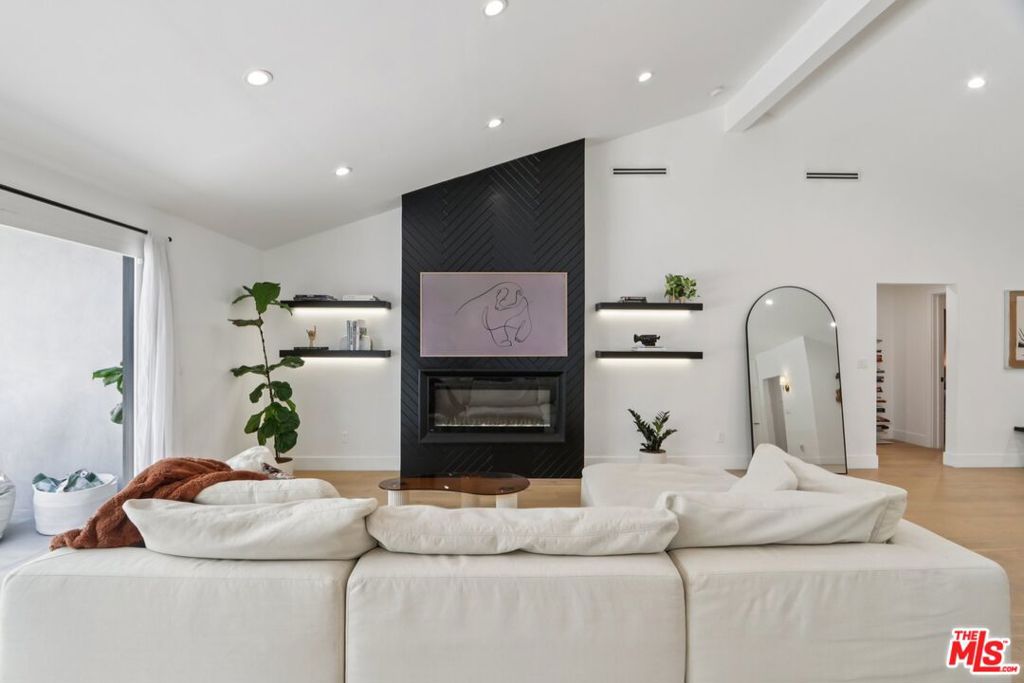 13117 Magnolia Boulevard Property Photo 8