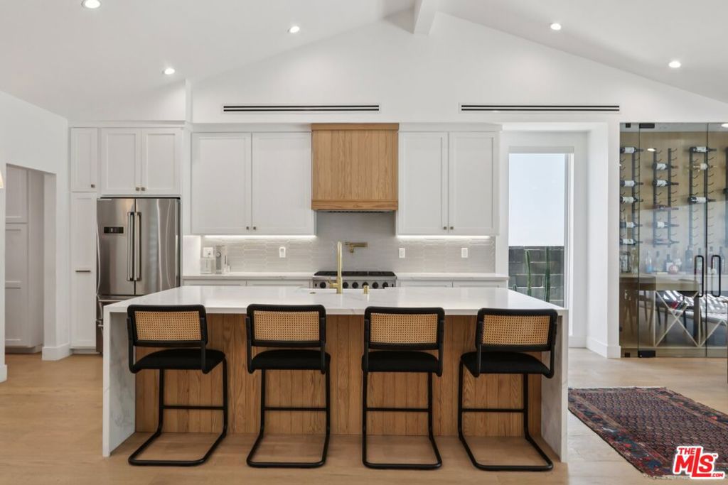 13117 Magnolia Boulevard Property Photo 9