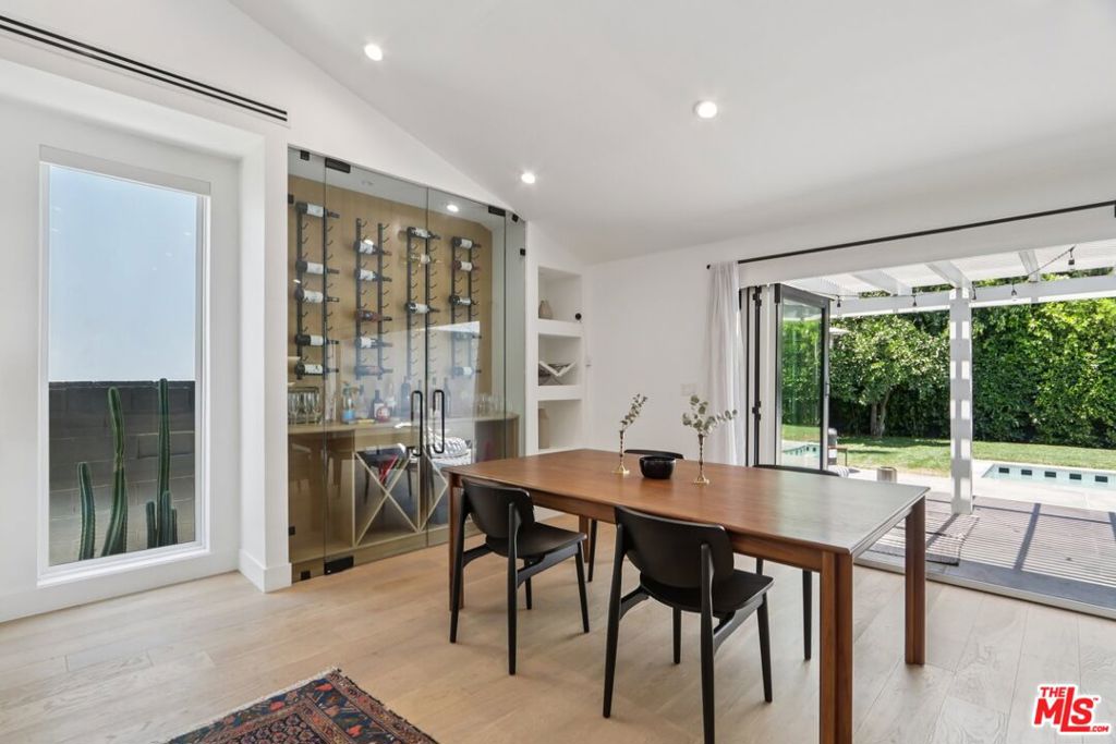 13117 Magnolia Boulevard Property Photo 10