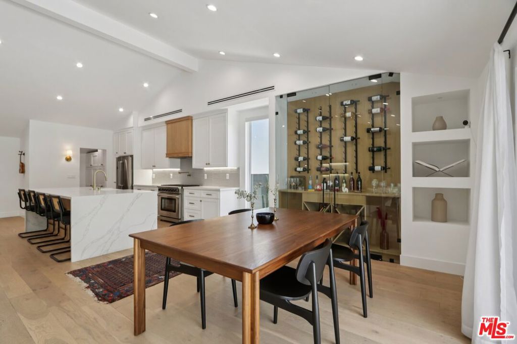 13117 Magnolia Boulevard Property Photo 11