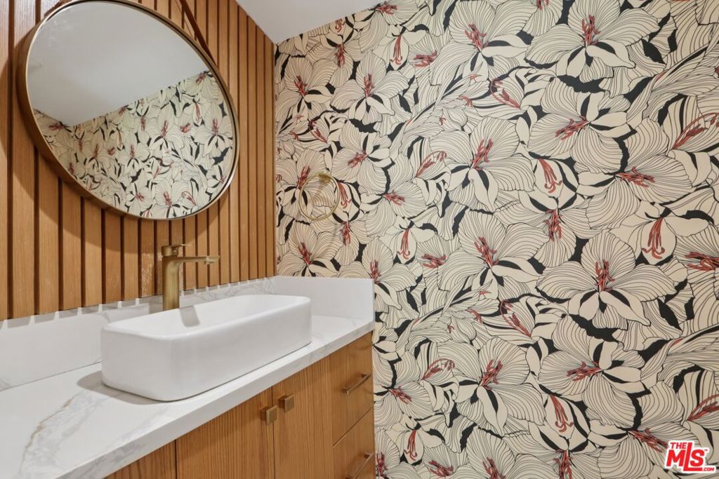 13117 Magnolia Boulevard Property Photo 12