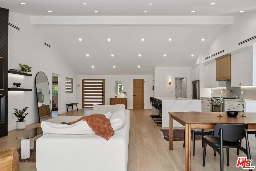 13117 Magnolia Boulevard Property Photo 13