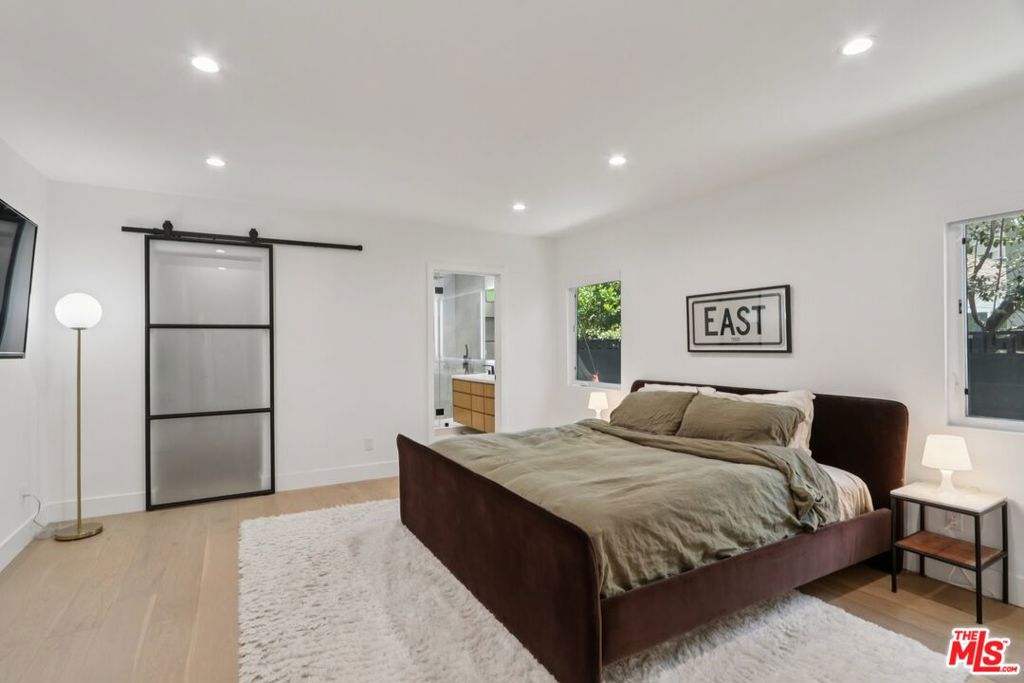 13117 Magnolia Boulevard Property Photo 14