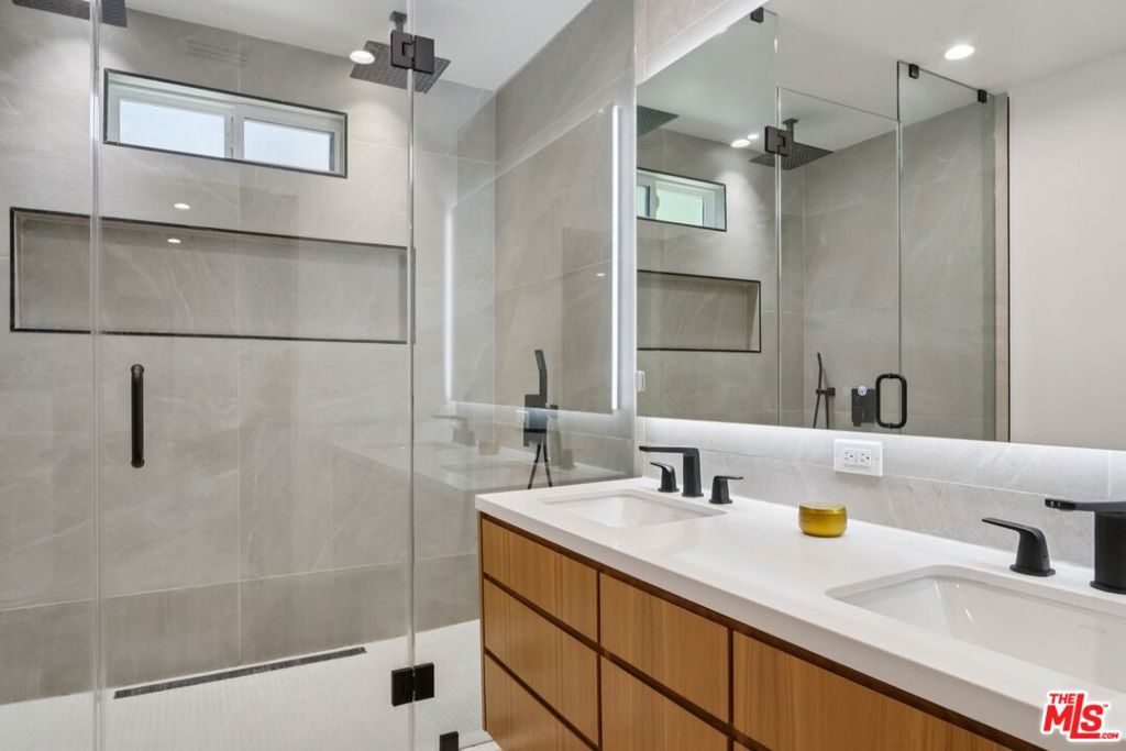 13117 Magnolia Boulevard Property Photo 15