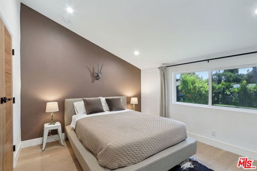 13117 Magnolia Boulevard Property Photo 16