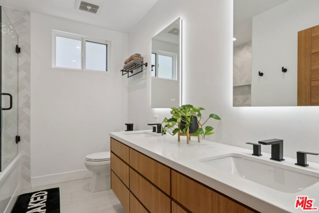 13117 Magnolia Boulevard Property Photo 17