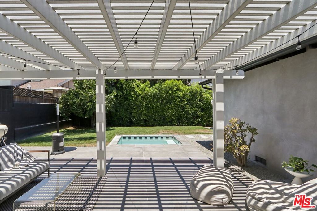 13117 Magnolia Boulevard Property Photo 19