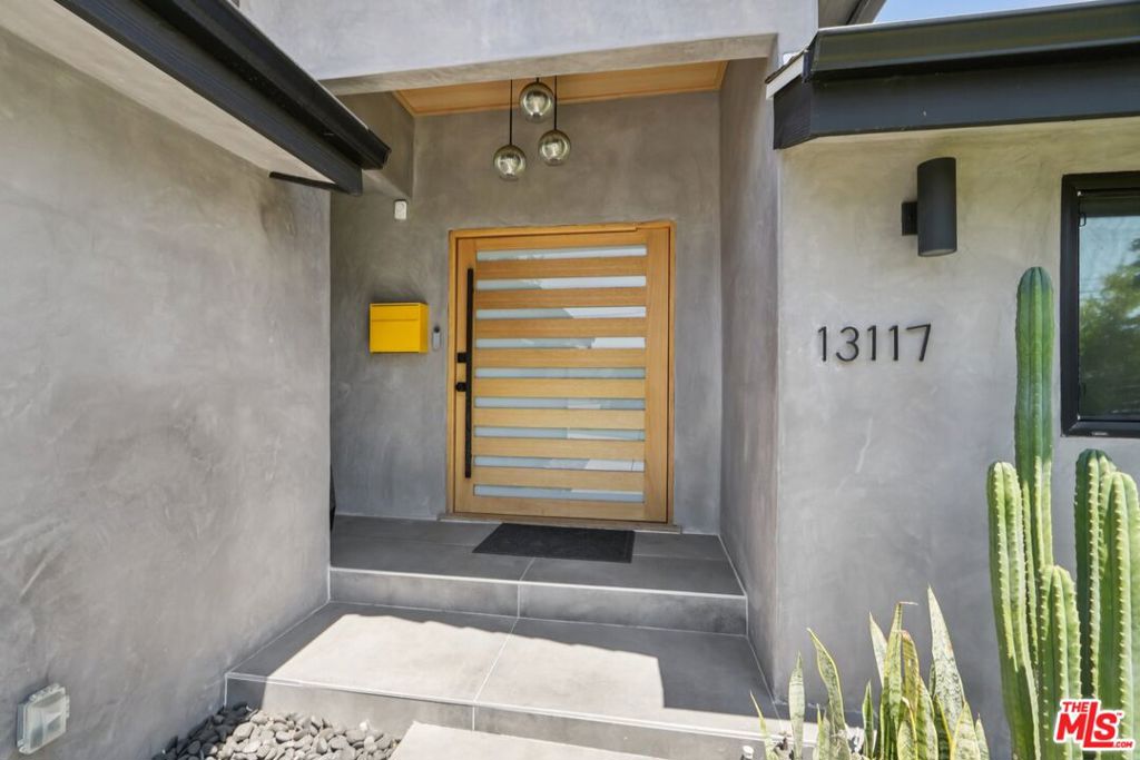 13117 Magnolia Boulevard Property Photo 22