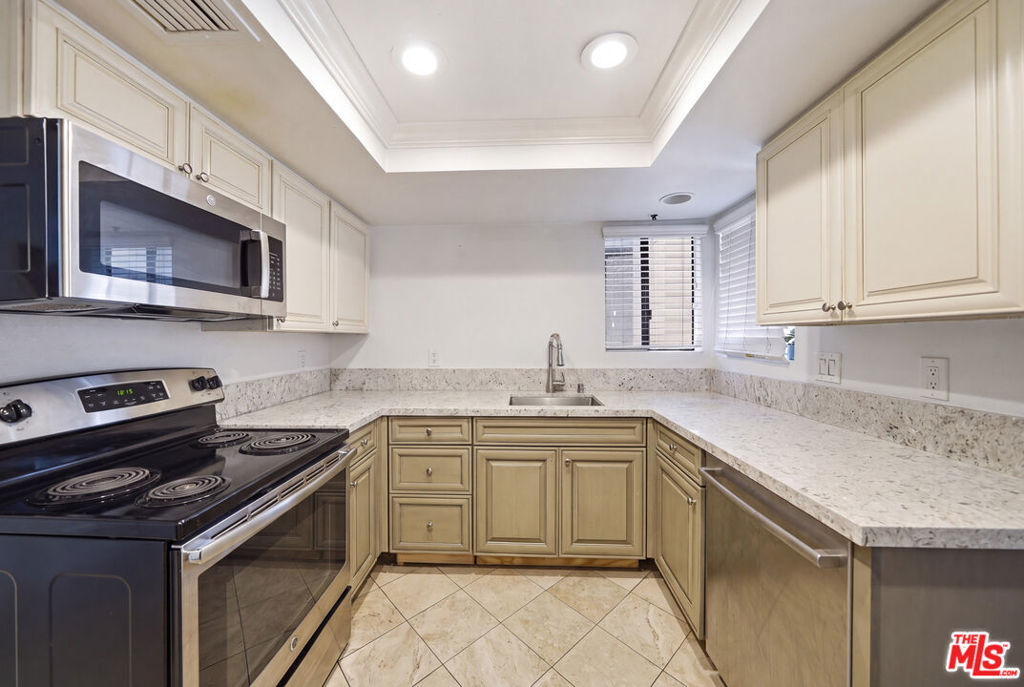 835 S Lucerne Boulevard 105 Property Photo 8