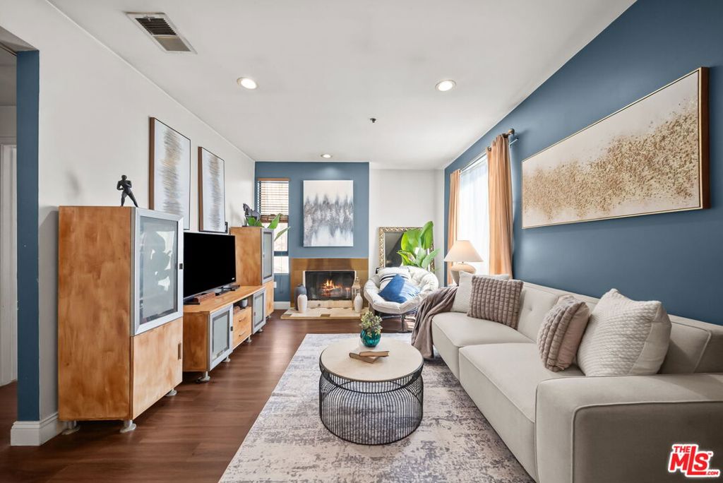 6938 Laurel Canyon Boulevard 310 Property Photo 1