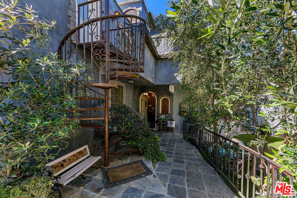 2851 Seabreeze Drive Property Photo 4